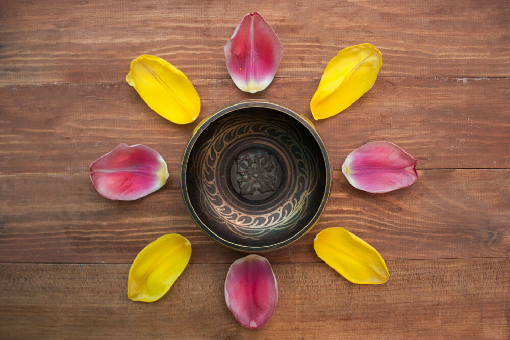 Campana tibetana con petali di fiori